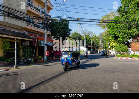 BANGKOK, THAÏLANDE, 06 mars 2018 : vue extérieure de l'équitation non identifiés et les motos taxi tuk tuk dans les rues de Chiang Mai, Thaïlande Banque D'Images