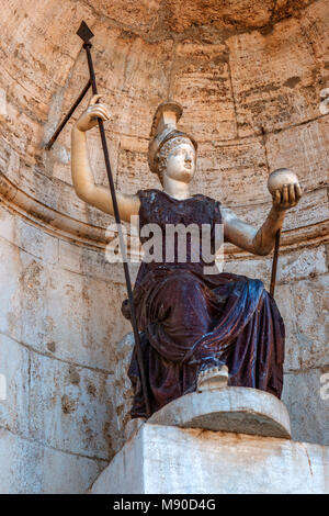 Et porphyre en statue de Minerve personnifie la déesse Roma avec une lance et un globe symbolique au sein de l'édicule, Place du Capitole à Rome Banque D'Images