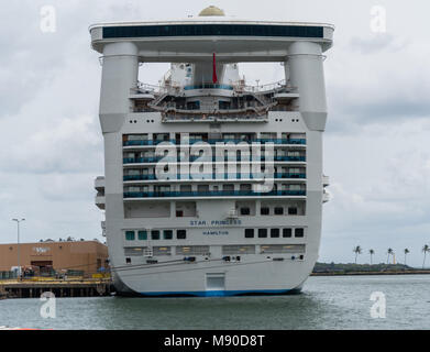 Poupe d'un navire de croisière amarré massive sur Kauai, Hawaii Banque D'Images