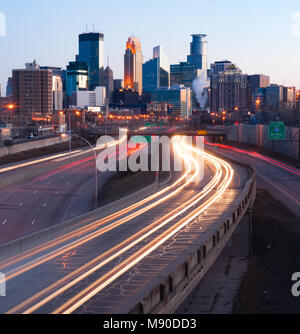 Vue claire lumière coucher de routes d'infrastructures édifices du centre-ville centre-ville de Minneapolis MN United States Banque D'Images