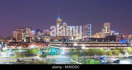 Jette un éclairage lumière bleue sur le parking en Denver Colorado la nuit Banque D'Images