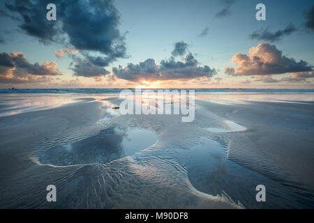 Piscines de sable et magnifique coucher de Rolvenden beach, Cornwall, Angleterre Banque D'Images