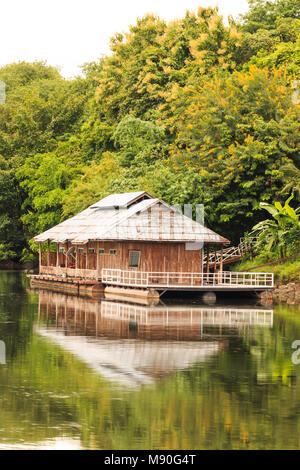 Maison flottante et la réflexion sur la rivière Kwai à Kanchanaburi Thaïlande Banque D'Images