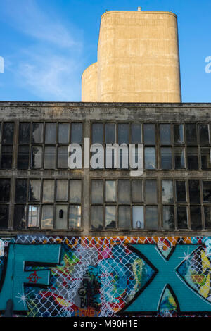 Bâle, Suisse - 8 juin 2017 : graffiti art impressionnant dans les rues de Bâle, les façades et les coins de la ville. La forme de l'art urbain Banque D'Images