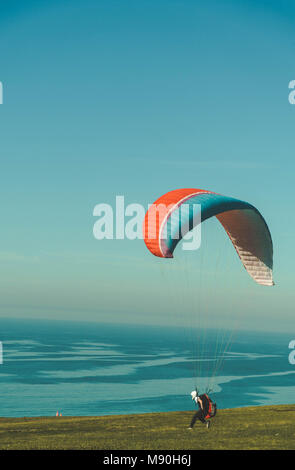 L'homme sur le point de décoller avec parapente Banque D'Images