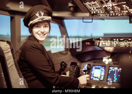 Belle femme en uniforme de pilote Banque D'Images