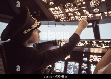 Femme pilote commandant de bord se prépare à décoller avion Banque D'Images