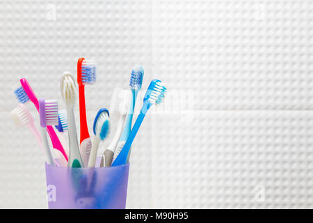 Brosses à dents utilisées dans différentes tailles dans un contenant en plastique en blanc salle de bains, chambre pour copyspace Banque D'Images