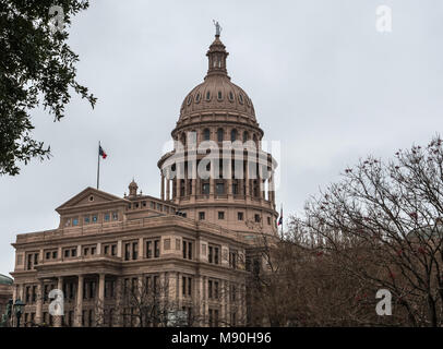 AUSTIN, TEXAS - 31 décembre 2017 : State Capitol building sous un ciel couvert la veille du jour. Banque D'Images