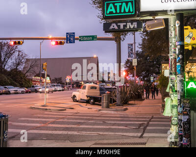 AUSTIN, TEXAS - 31 décembre 2017 : Les rues sont pleins d'activité que la veille du nouvel an fête commence. Banque D'Images