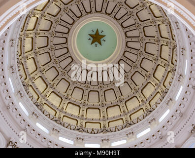 AUSTIN, TEXAS - 31 décembre 2017 : Le Texas star peut être vu dans le centre du dôme du Capitole. Banque D'Images