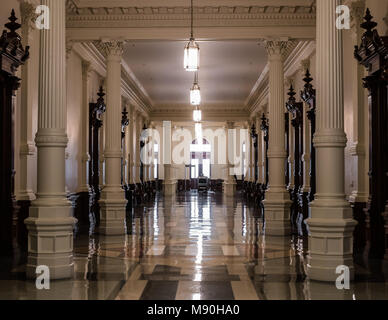 AUSTIN, TEXAS - 31 décembre 2017 : Les détecteurs à l'entrée du State Capitol building. Vue de l'intérieur. Banque D'Images