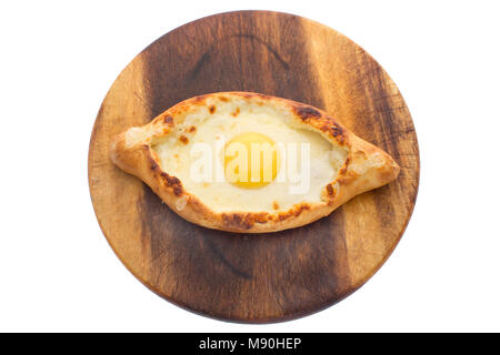 Khachapuri adjar avec oeuf isolé Banque D'Images