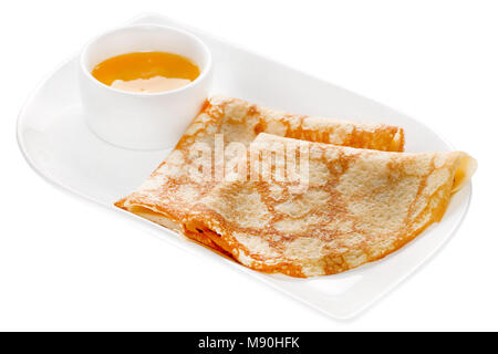 Crêpes frits sur la plaque avec la sauce isolated Banque D'Images