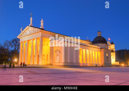 Vilnius - la Lituanie. Vue de la cathédrale de Vilnius au crépuscule. Banque D'Images