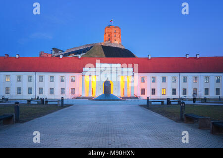 Musée national de Vilnius au crépuscule Banque D'Images