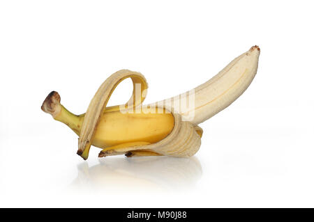 Bananes pelées isolé sur fond blanc avec clipping path Banque D'Images