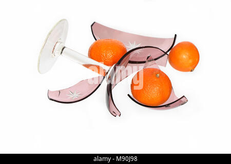 Bon verre vase brisé avec des fragments et de tangerines isolé sur fond blanc avec clipping path Banque D'Images