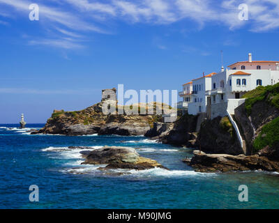 Une vue panoramique sur le port d'Andros, avec le phare blanc à l'arrière-plan Banque D'Images