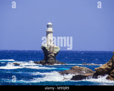 Le phare de l'île Andros blanc, dans les Cyclades, Grèce Banque D'Images