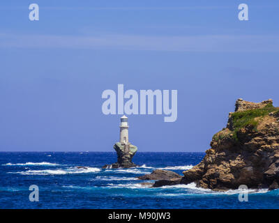 Vue panoramique sur le phare de l'île blanche Andros, dans les Cyclades, Grèce Banque D'Images