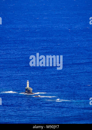 Le phare de l'île Andros blanc, dans les Cyclades, Grèce Banque D'Images