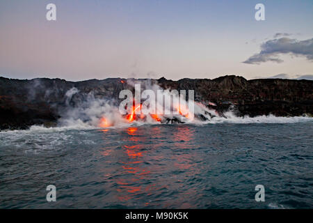 La lave pahoehoe découlant de Kilauea a atteint l'océan Pacifique près de Kalapana, Big Island, Hawaii. Cette image a été prise à partir d'un bateau au lever du soleil. Banque D'Images