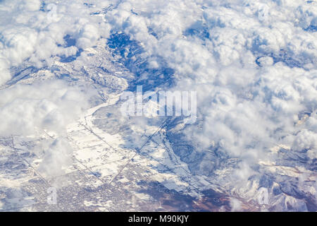 Avis de Virgin Atlantic sur le chemin de l'aéroport de Gatwick, North terminal à Las Vegas en regardant par la fenêtre à partir de 35 000 pieds. Banque D'Images