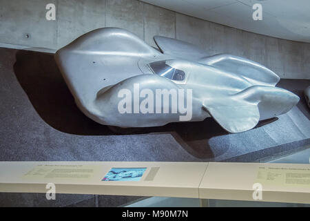 STUTTGART, ALLEMAGNE, LE 7 AVRIL, 2017 : 1939 Mercedes-Benz T 80 voiture de record mondial dans le musée Mercedes. La voiture a été conçu par Ferdinand Porsche Banque D'Images