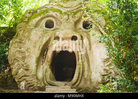 Bomarzo, VT, Italie, juillet 2014 : la bouche de l'ogre des capacités à l'intérieur du Parc des Monstres de Bomarzo, Italie Banque D'Images