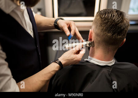 Portrait de l'homme retour d'être fraisée à barber shop Banque D'Images