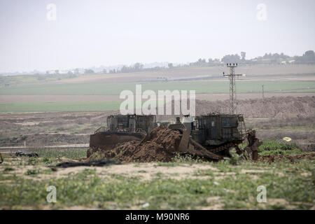 Jabalya, Gaza. Mar 20, 2018. Un Israélien D9 bulldozer patrouilles le long de la frontière avec le nord de la bande de Gaza. Bond de la tension à Gaza. Credit : Nidal Alwaheidi/Pacific Press/Alamy Live News Banque D'Images