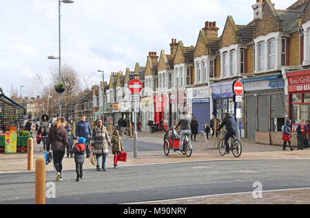 Francis Road, Wathamstow, Londres. Une nouvelle rue piétonne. Restrictions de véhicules installés dans le cadre du nouveau cycle de l'environnement régime Mini-Holland. Banque D'Images