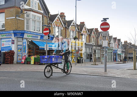 Un cycliste sur un vélo cargo sur Francis Road, Wathamstow, Londres. Une nouvelle rue commerçante piétonne. Une partie du nouveau régime Mini Holland Banque D'Images