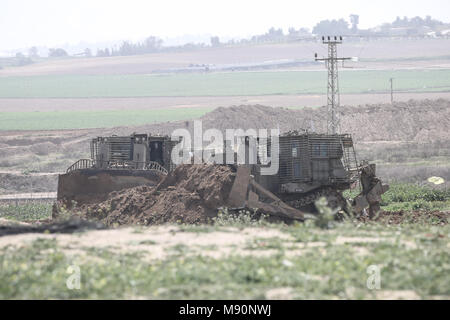 Jabalya, Gaza. Mar 20, 2018. Un Israélien D9 bulldozer patrouilles le long de la frontière avec le nord de la bande de Gaza. Bond de la tension à Gaza. Credit : Nidal Alwaheidi/Pacific Press/Alamy Live News Banque D'Images