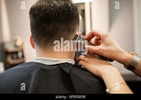 Portrait Portrait de coiffure mains client de fraisage Banque D'Images