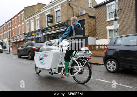 Un cavalier d'une société de livraison zéro émission utilise un vélo cargo de distribuer des marchandises à Walthamstow, au nord de Londres. Banque D'Images