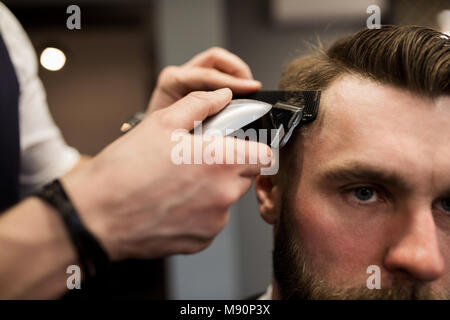 Close up portrait of young man having hair salon de coiffure à rasé Banque D'Images