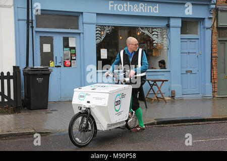 Un cavalier d'une société de livraison zéro émission utilise un vélo cargo de distribuer des marchandises à Walthamstow, au nord de Londres. Banque D'Images