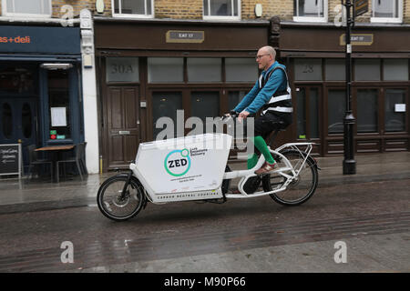 Un cavalier d'une société de livraison zéro émission utilise un vélo cargo de distribuer des marchandises à Walthamstow, au nord de Londres. Banque D'Images