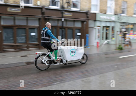 Un cavalier d'une société de livraison zéro émission utilise un vélo cargo de distribuer des marchandises à Walthamstow, au nord de Londres. Banque D'Images