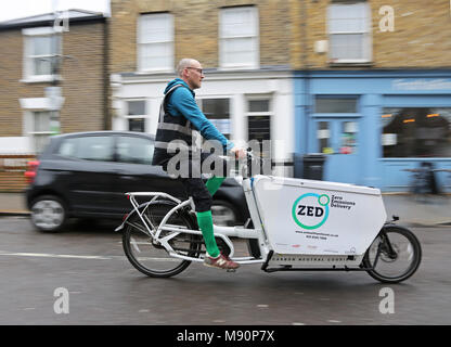 Un cavalier d'une société de livraison zéro émission utilise un vélo cargo de distribuer des marchandises à Walthamstow, au nord de Londres. Banque D'Images