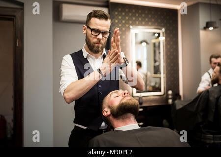 Portrait de coiffure se frotter les mains en mousse avant le rasage Banque D'Images