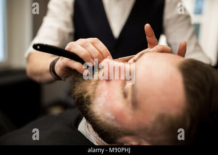 Portrait d'homme barbu d'être rasé par coiffure Banque D'Images