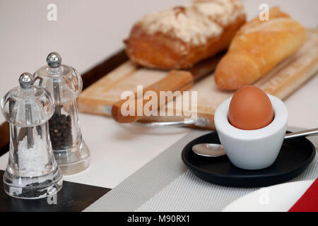 Le petit-déjeuner sur une table dans un hôtel. Œuf et produites. Banque D'Images