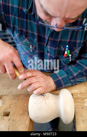 Sculpteur sur bois au travail. Close-up. Banque D'Images