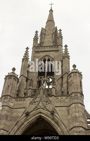 L'église Holy Trinity situé sur le Père Mathew Quay par la rivière Lee dans la ville de Cork, en Irlande, sur un après-midi neigeux Banque D'Images