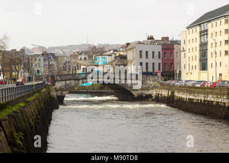 Pont du parlement et les rues étroites de Cork Irlande sur le Père Mathew Quay, le long de la rivière Lee qui traverse la ville Banque D'Images