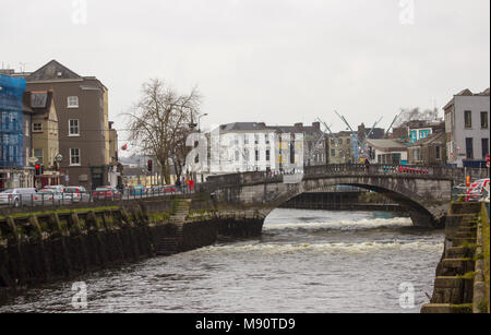 Pont du parlement et les rues étroites de Cork Irlande sur le Père Mathew Quay, le long de la rivière Lee qui traverse la ville Banque D'Images