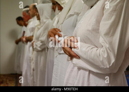 Alawiya sufi musulmans priant sur Laylat Al-Qadr festival. Drancy, Seine-Saint-Denis. Banque D'Images